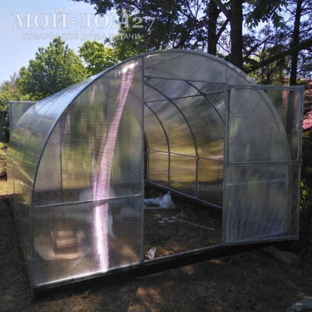 Теплица Сибирская Усиленная 4 метра с поликарбонатом | Мой-Дом27 | Каркас изготовлен из оцинкованной замкнутой трубы 20*20 мм.<br>
 Ширина - 3&nbsp;метра. Высота - 2,1 метра. Длина 4&nbsp;метра.&nbsp;<br>
 Выдерживаемая снеговая нагрузка - 100 кг/м2. Выдерживаемая ветровая нагрузка - до 15 м/с.<br>
 Расстояние между дугами 1 метр.&nbsp;<b>Толщина металла дуг 1,2 мм</b>.&nbsp;Ширина двери 0,96 метра.<br>